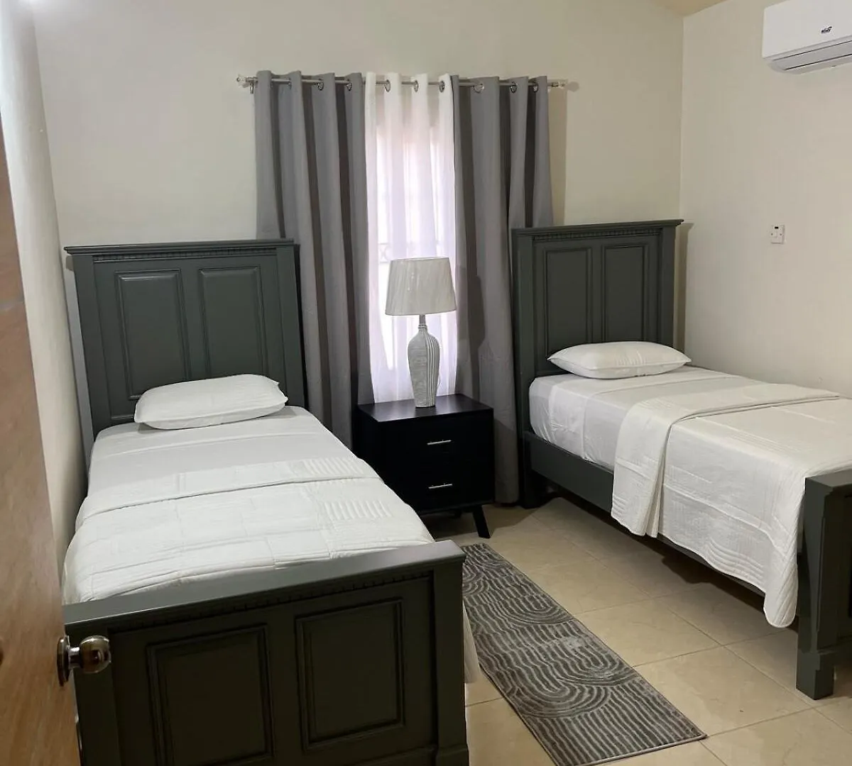 Gem Haven- A Luxurious,Modern Double King Bed Hideaway Villa Portmore