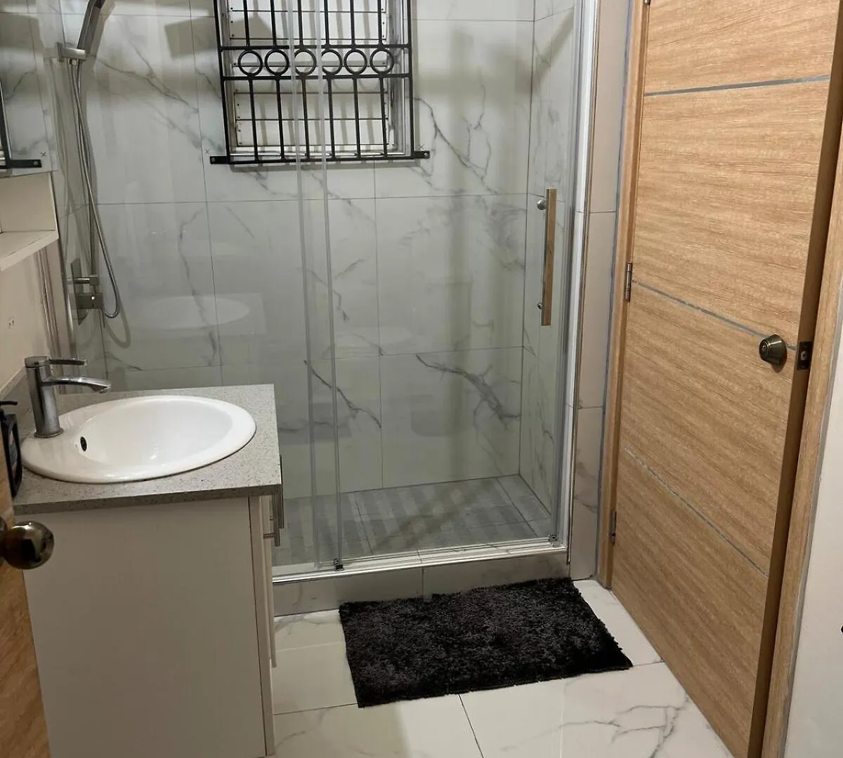 Gem Haven- A Luxurious,Modern Double King Bed Hideaway Villa Portmore 0*,